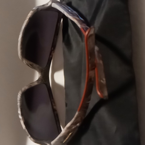 Mens camouflage blackened sun glasses with draw string bag . - Picture 5 of 11